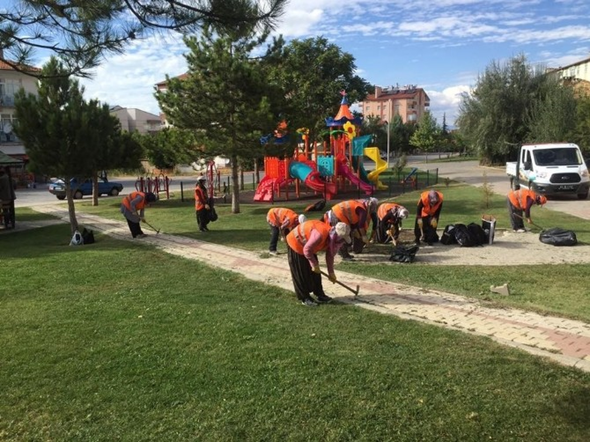 Beyşehir\'de Park ve Yeşil Alanlarda Çalışmalar Sürüyor