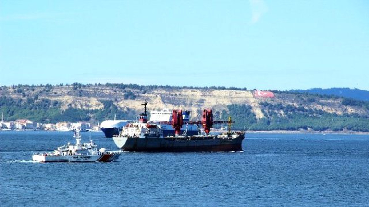 Çanakkale - Rus Askeri Kargo Gemisi Çanakkale Boğaz\'ndan Geçti