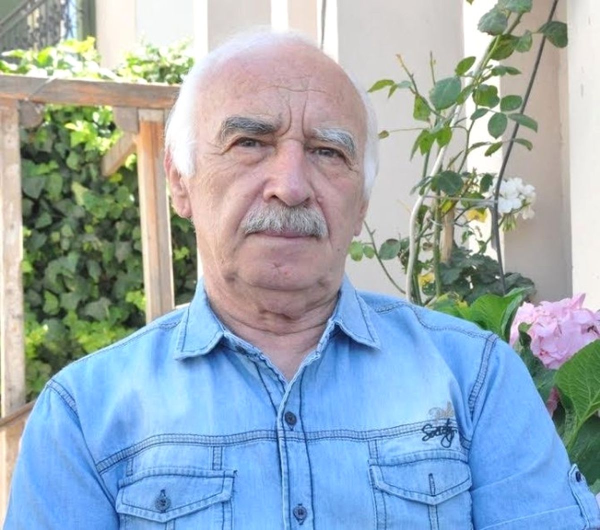 Çeşmeli Emekli Öğretmenin Üçüncü Kitabı Raflarda Yerini Aldı
