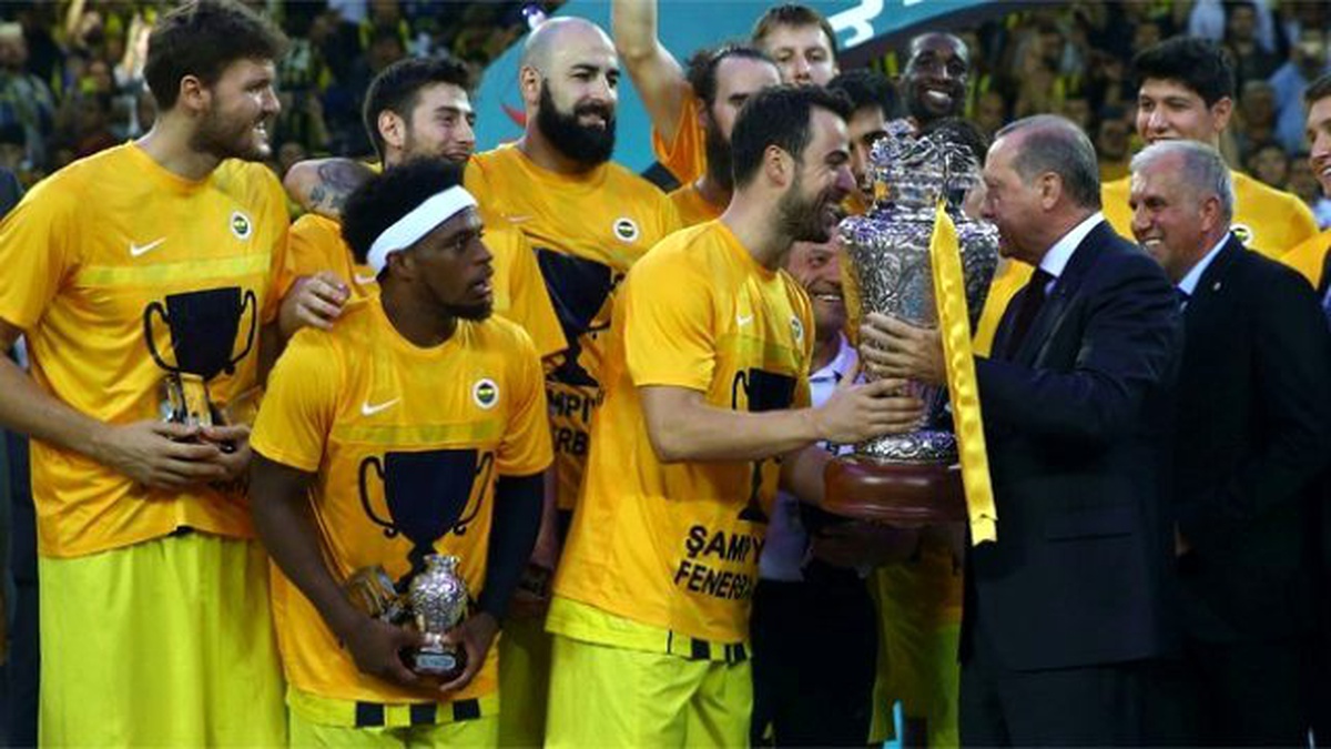Cumhurbaşkanı Erdoğan, Fenerbahçe\'nin Kupasını Verdi