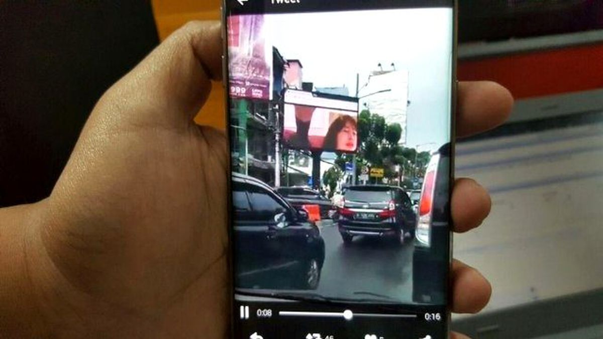 Dev Ekranda Cinsel İçerikli Film Oynatan Bilişim Uzmanı Gözaltına Alındı