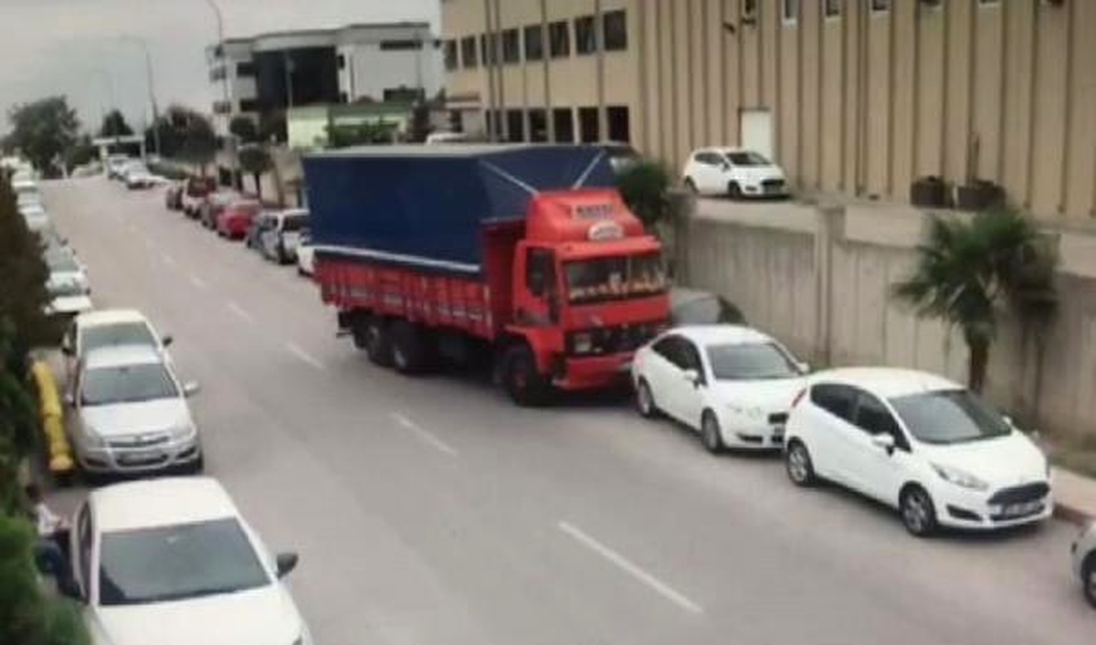 Direksiyon Başında Kalp Krizi Geçirip, Kaza Yapan Kamyonun Şoförü Öldü