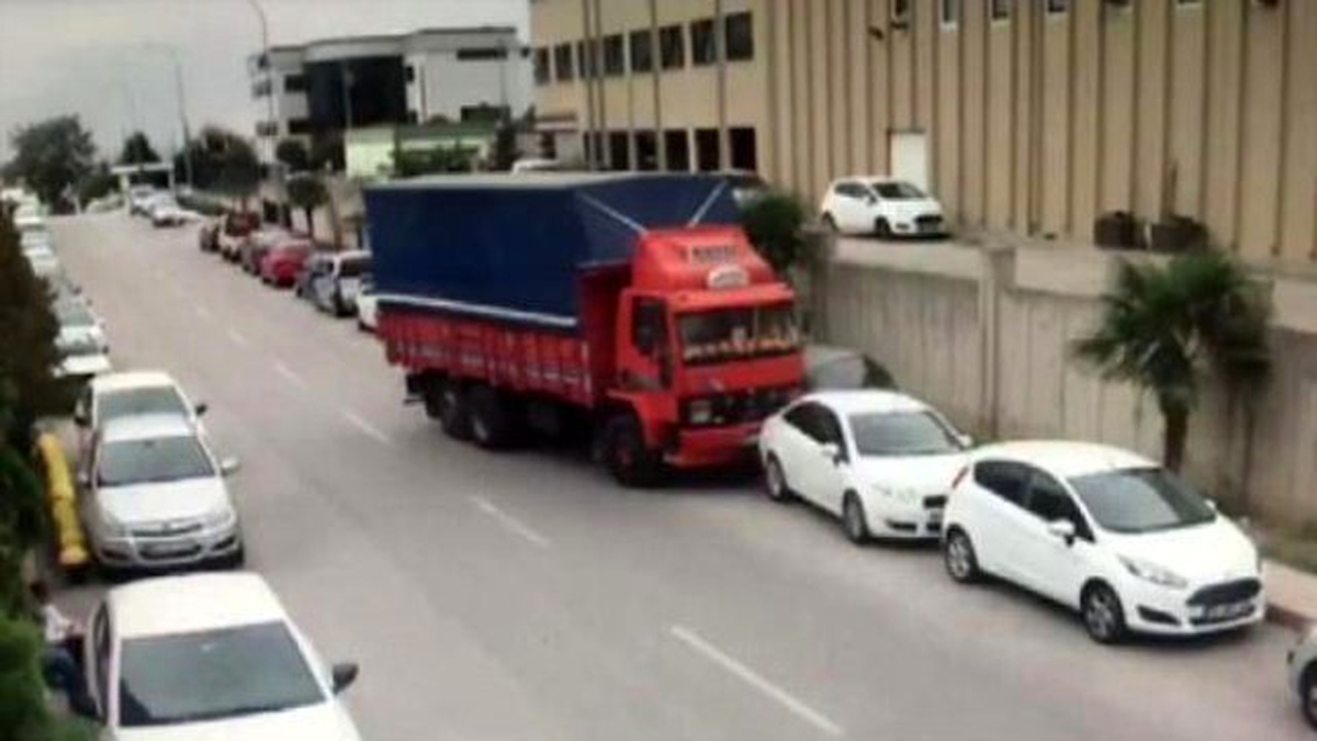 Görüntülü Haber) Direksiyon Başında Kalp Krizi Geçirip, Kaza Yapan Kamyonun Şoförü Öldü
