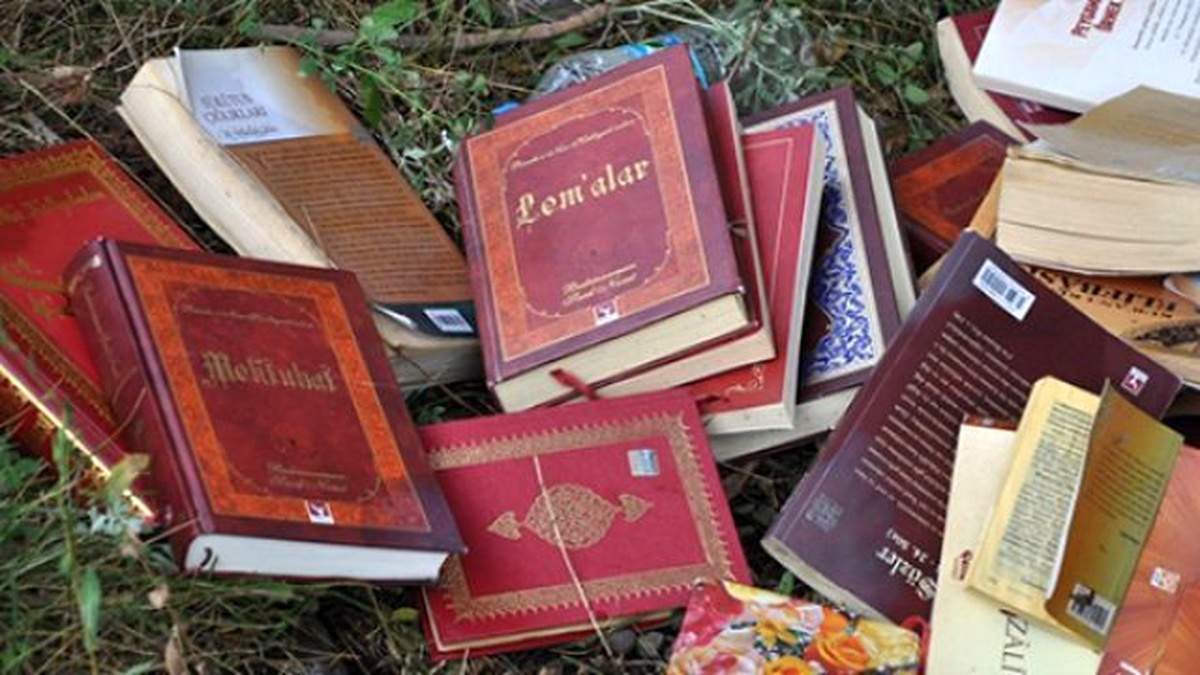 Eskişehir\'de Yol Kenarında Fetö\'ye Ait Kitaplar Bulundu