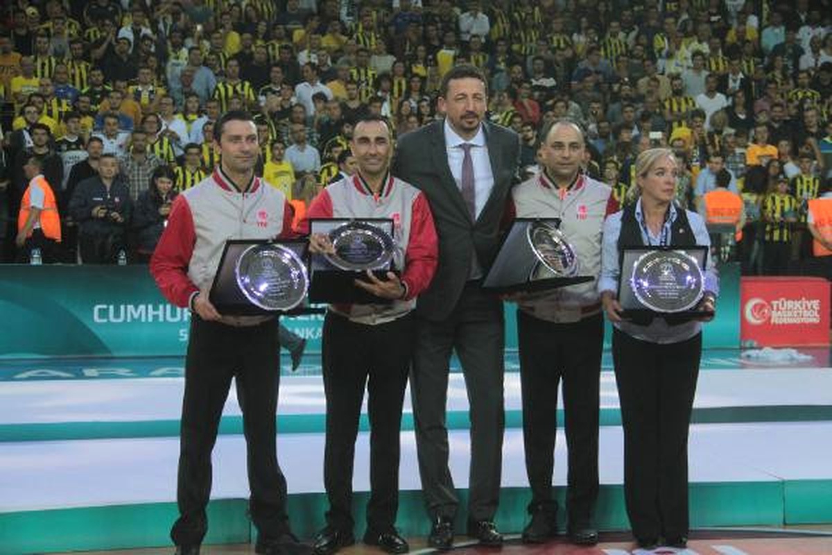 Fenerbahçe\'nin Kupasını Cumhurbaşkanı Recep Tayyip Erdoğan Verdi