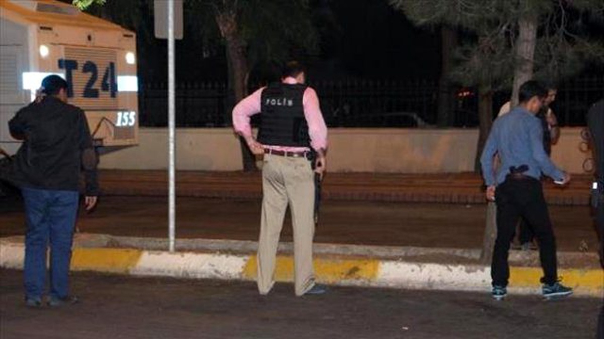 Görüntülü Haber) Diyarbakır\'da Valilik Önündeki Polislere Ateş Açıldı: 1 Polis Yaralı (2)
