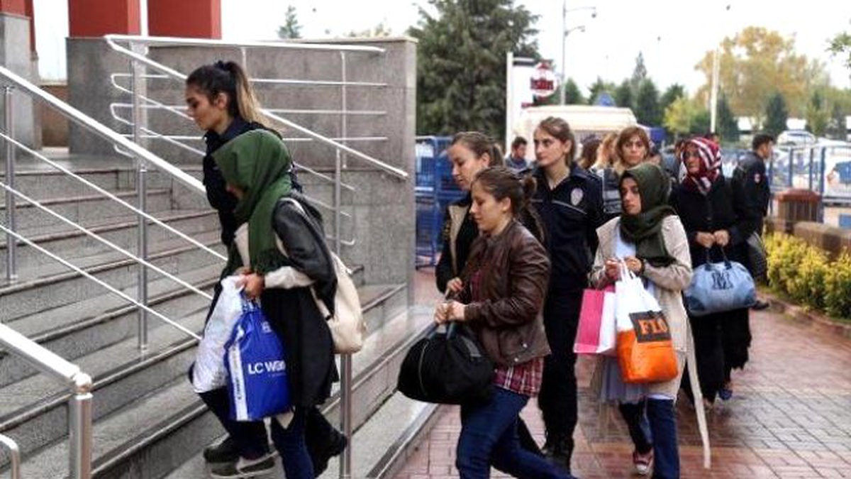 Görüntülü Haber) İzmit\'te Fetö Operasyonunda 9 Kadın Adliyeye Sevk Edildi (2)