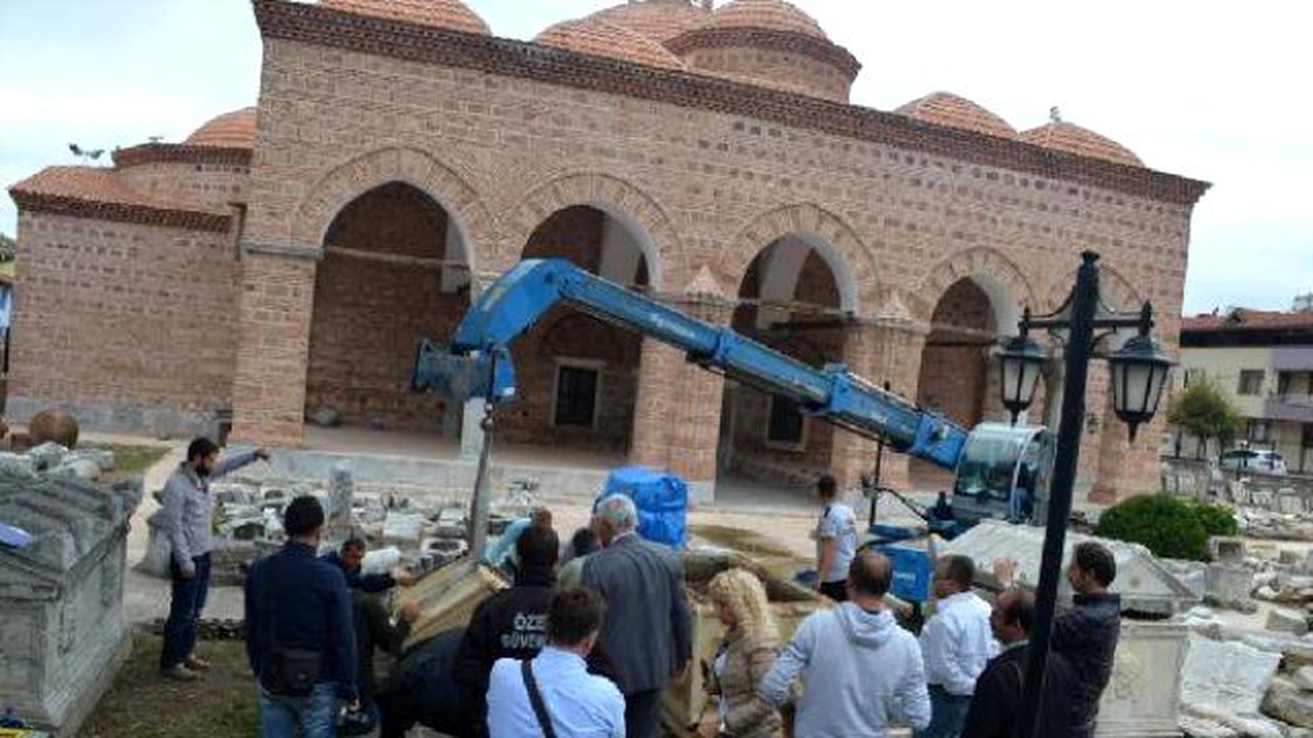 Görüntülü Haber) İznik\'te Bulunan 1800 Yıllık Lahitin Kapağı Vinçle Açıldı