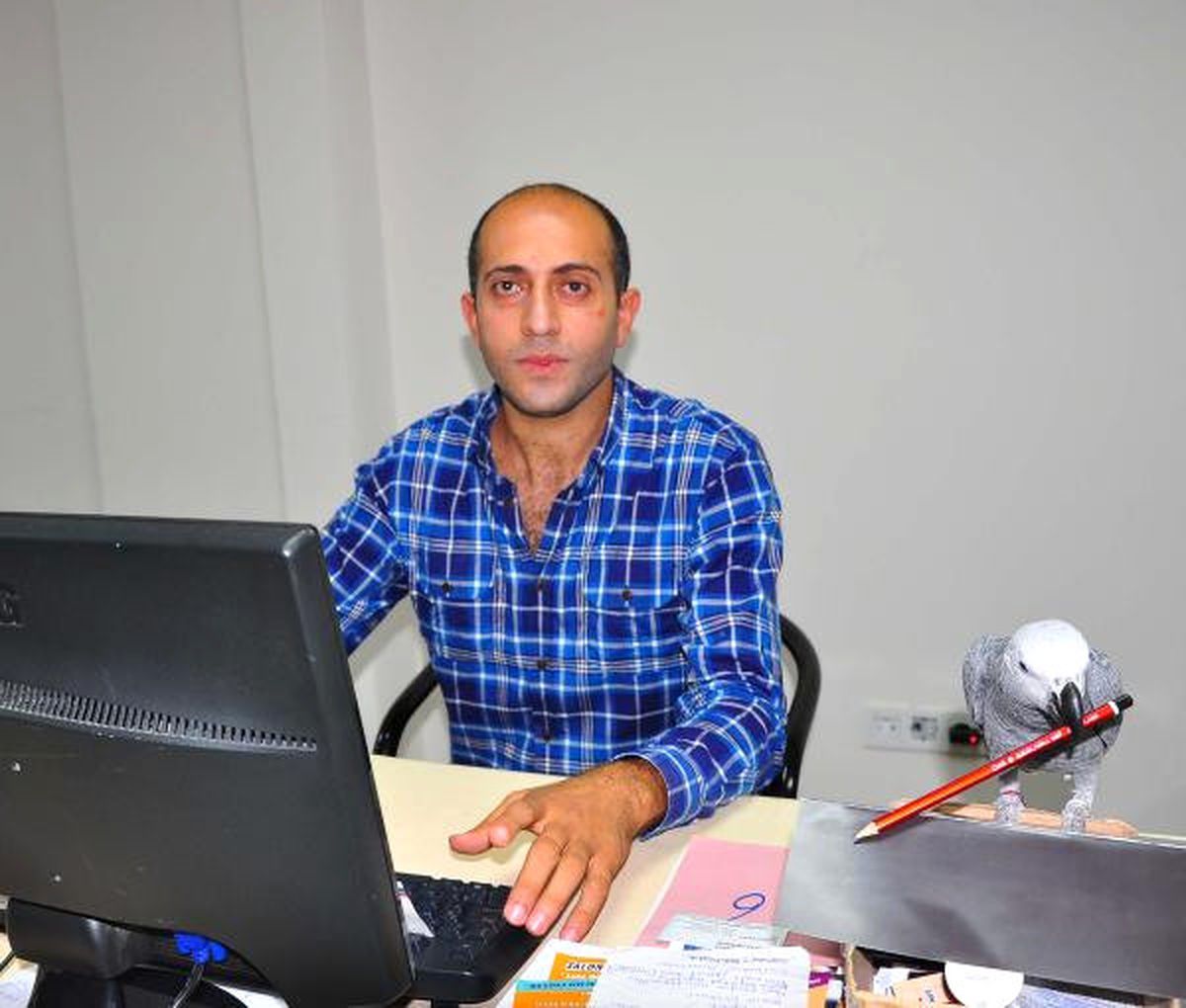 Her Yere Papağanını da Götürüyor