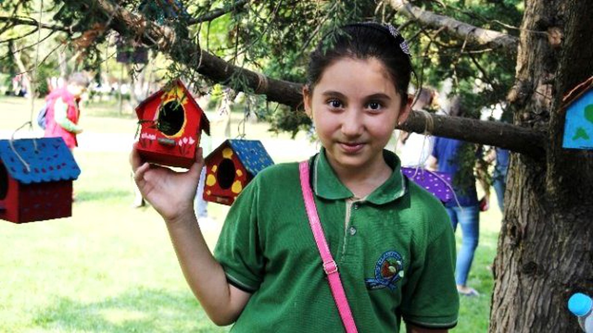 Öğrenciler Boyadıkları Kuş Yuvalarını Ağaçlara Astı