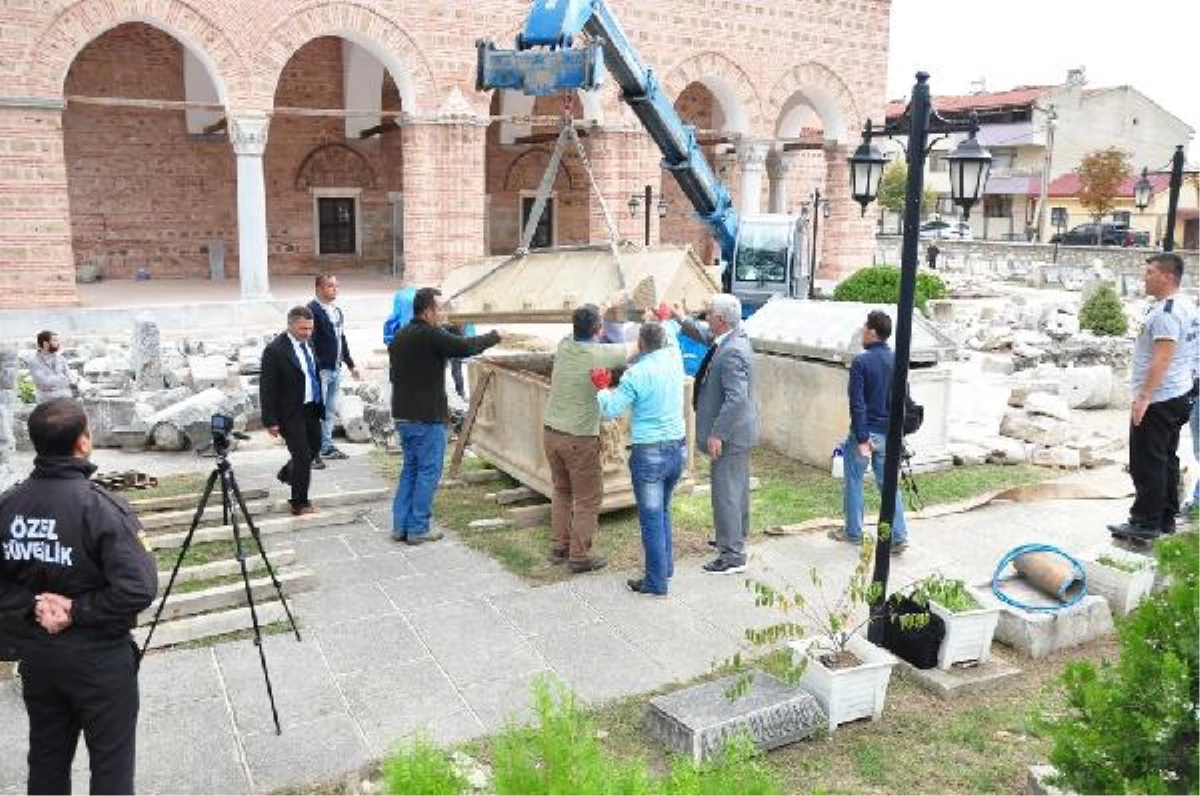 İznik\'te Bulunan 1800 Yıllık Lahitin Kapağı Vinçle Açıldı