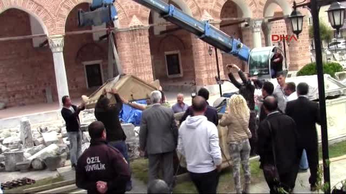 İznik?te Bulunan 1800 Yıllık Lahitin Kapağı Vinçle Açıldı