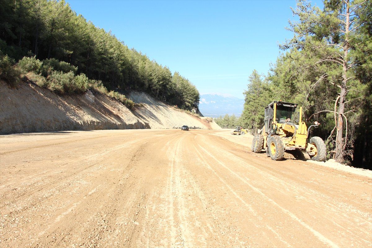 Kaş-Kasaba Karayolundaki Çalışmalar Sürdürülüyor