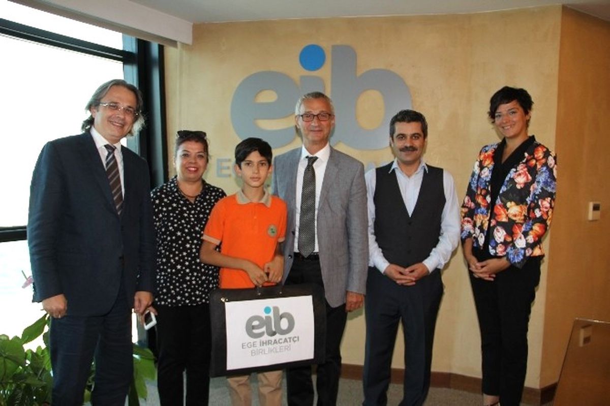 Küçük Ressama Şampiyonluktaki İlk Ödül Eib Başkanı Ünlütürk\'ten
