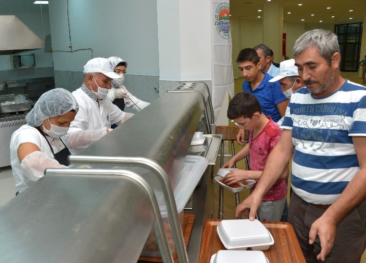 Mersin Büyükşehir Belediyesi\'nden Alevilere İftar Yemeği