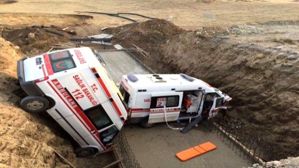 Muş\'ta İki Ambulansın Menfez Çukuruna Düşmesi