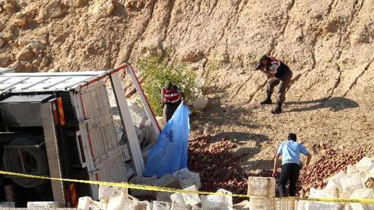 Mersin\'de Elma Yüklü Kamyon Devrildi: 1 Ölü