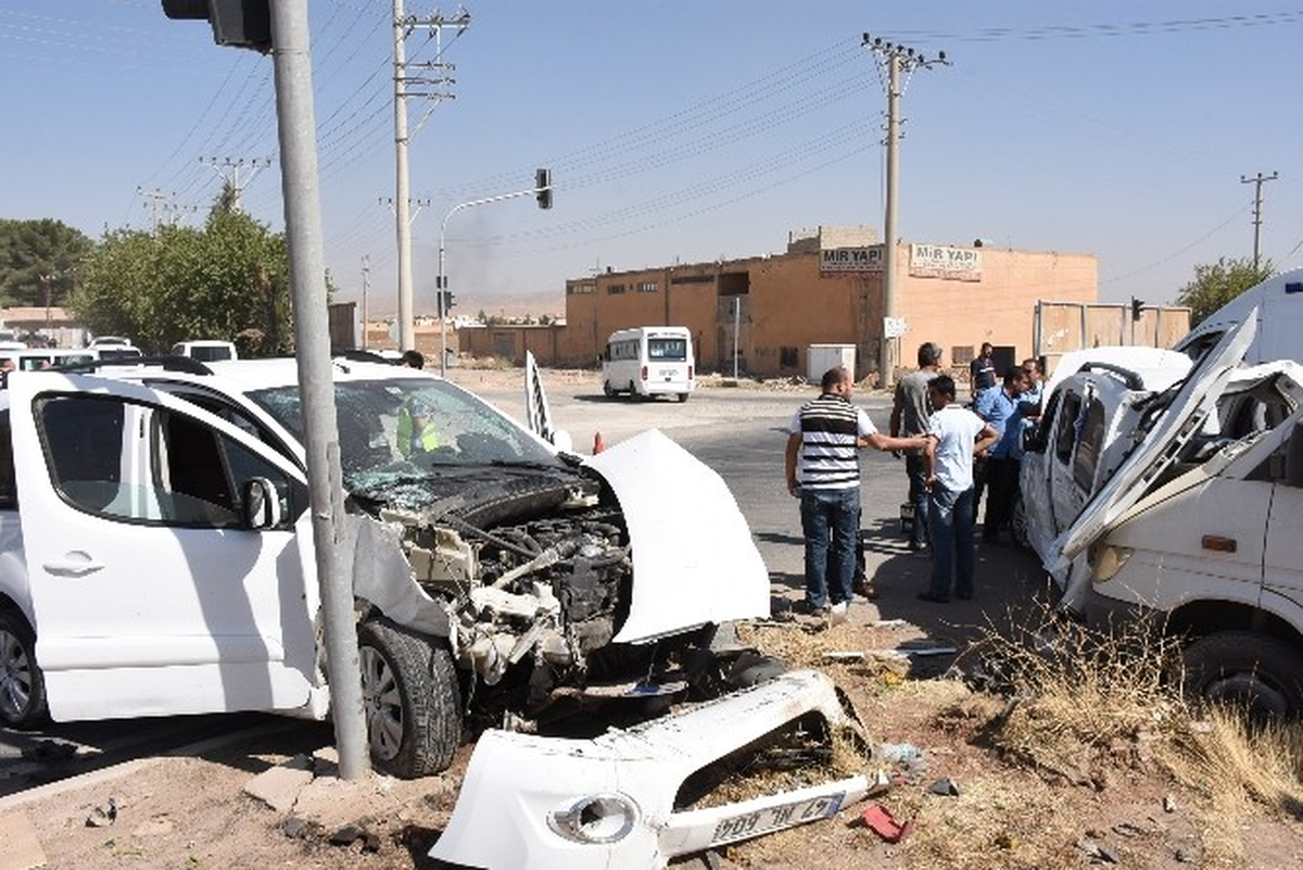 Nusaybin\'de Trafik Kazası: 1 Ölü, 4 Yaralı