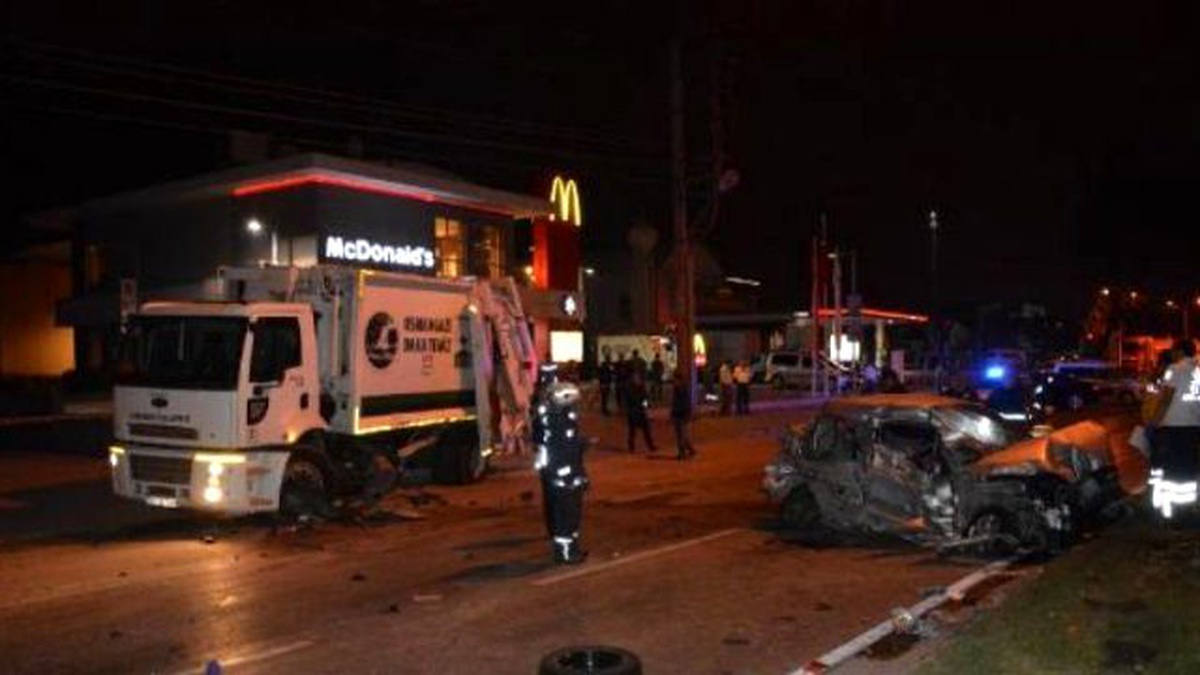 Otomobil Çöp Kamyonuna Çarptı: 2 Ölü, 1 Yaralı
