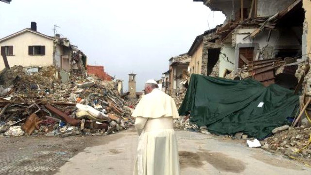 Papa\'dan Deprem Bölgesine Sürpriz Ziyaret