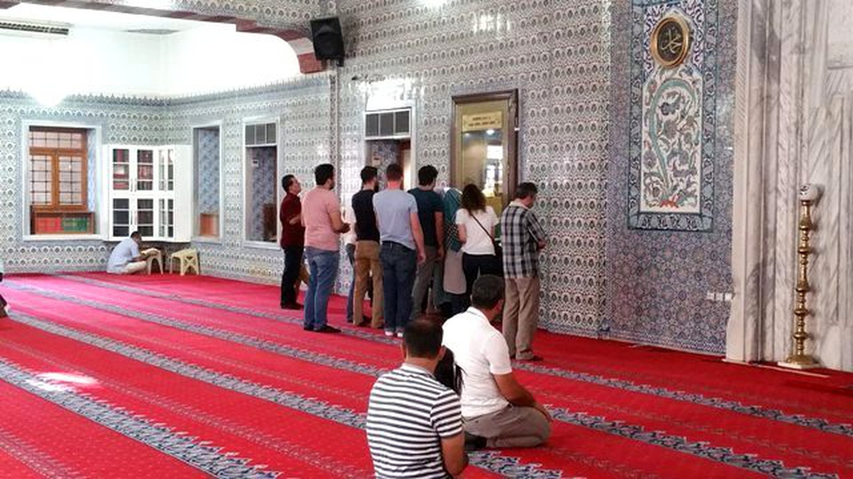 Sakalı Şerifi Ziyaret Eden Kadınların Kıyafetleri Tartışma Konusu Oldu