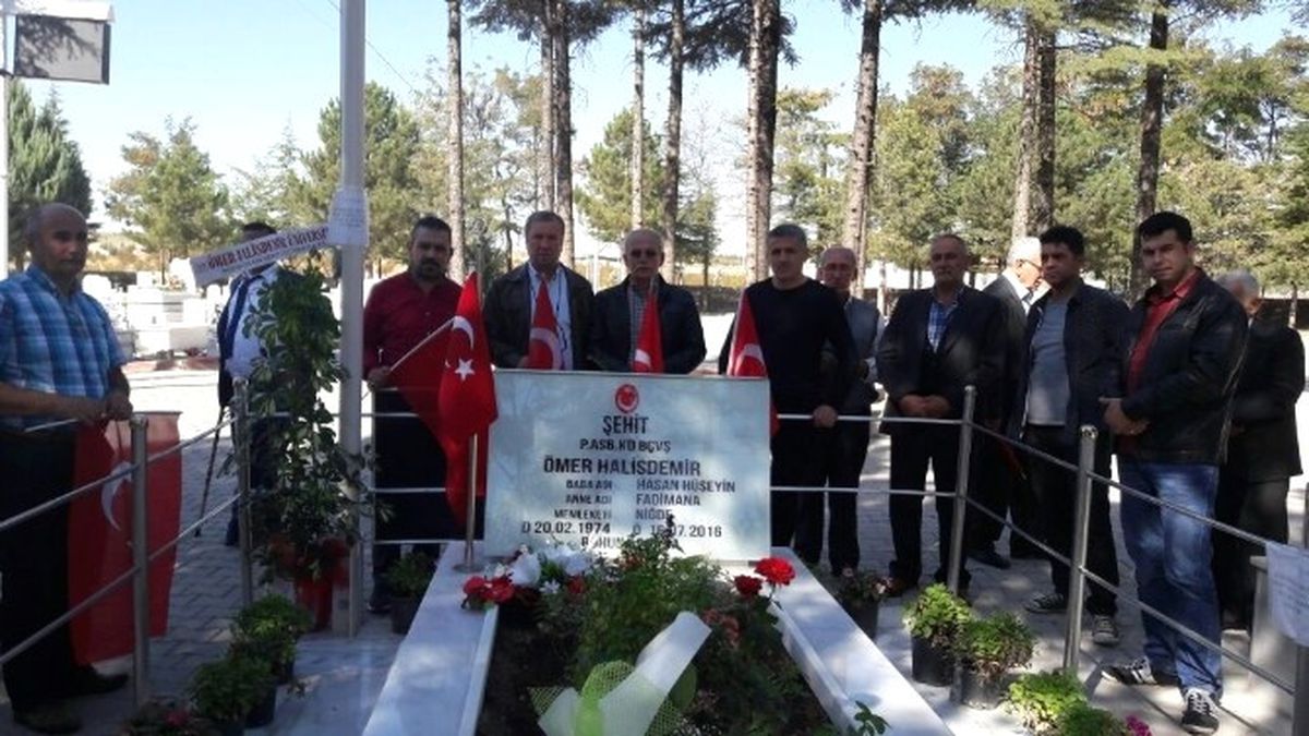 Samsunlu Şehit Yakını ve Gazilerden Halisdemir\'in Mezarına Ziyaret