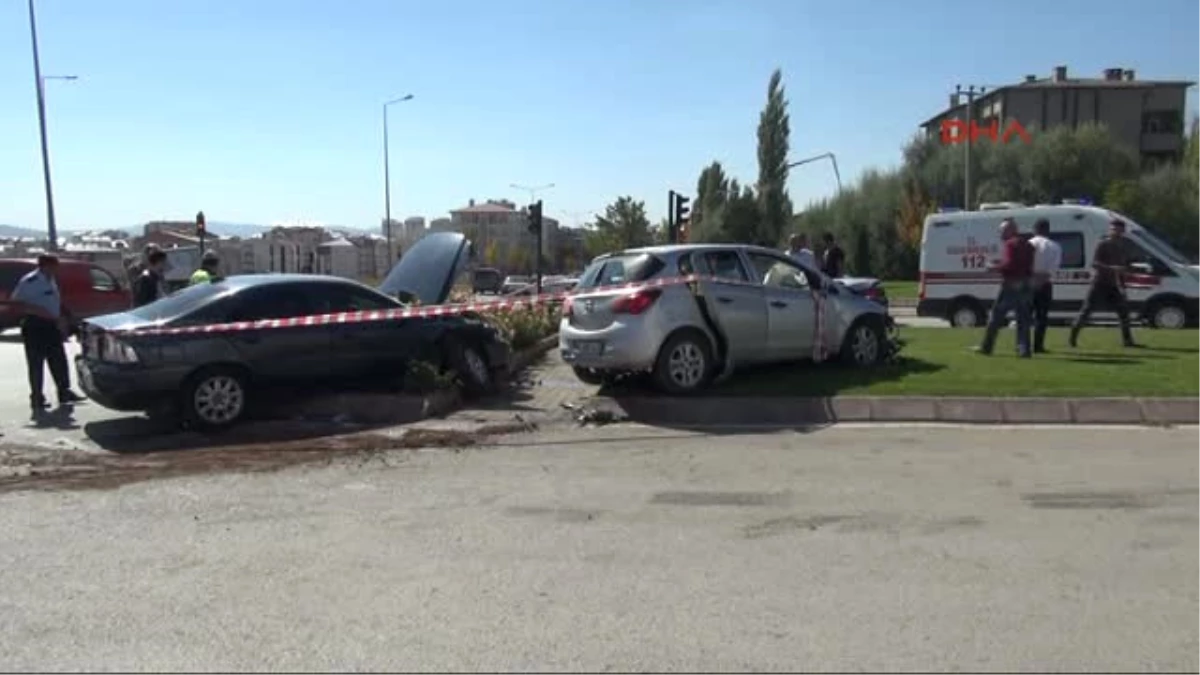 Sivas\'ta İki Otomobil Çarpıştı: 4 Yaralı