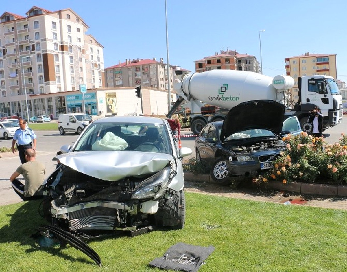 Sivas\'ta İki Otomobil Kavşakta Çarpıştı: 4 Yaralı