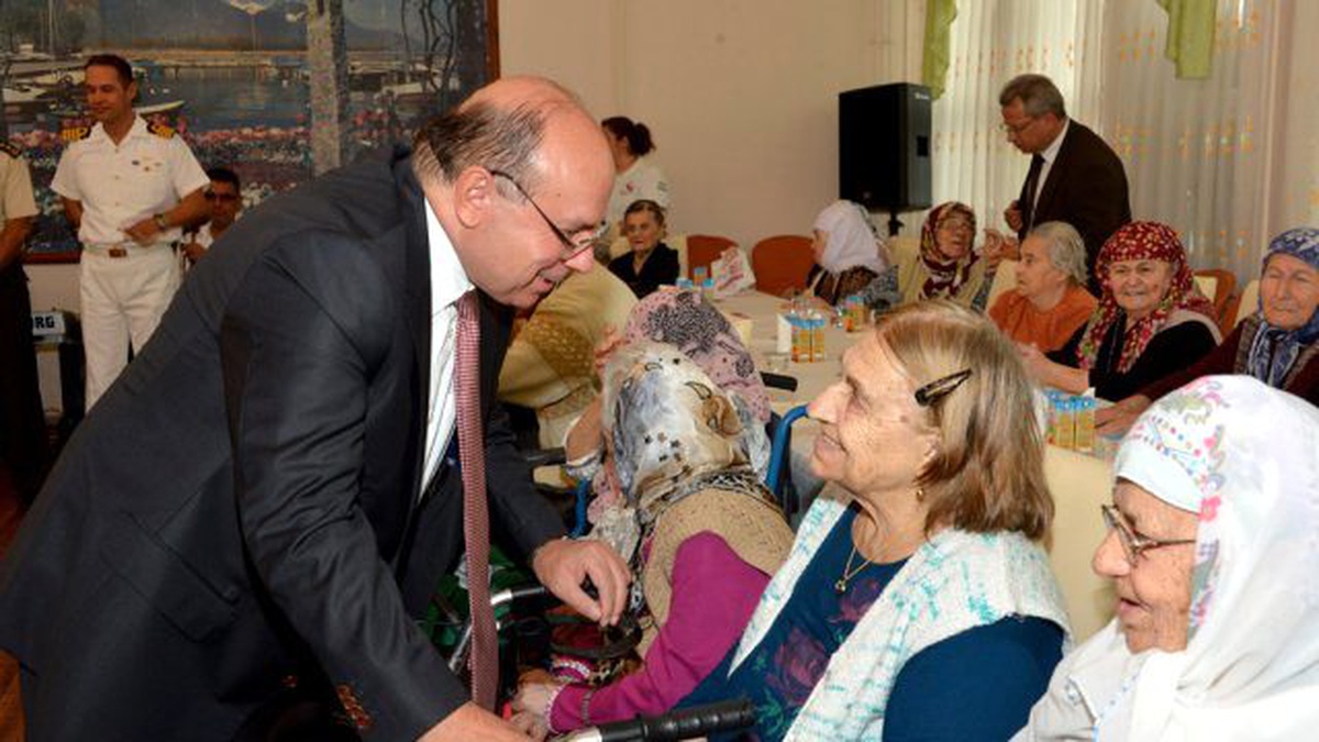 Vali Çiçek\'in Huzurevi Ziyareti