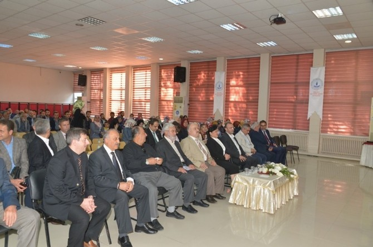 Vali Civelek, \'Bir Mektep Olarak Cami\' Konulu Konferansa Katıldı