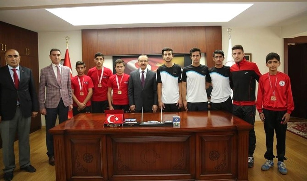 Vali Yavuz Başarılı Sporcuları Ödüllendirdi