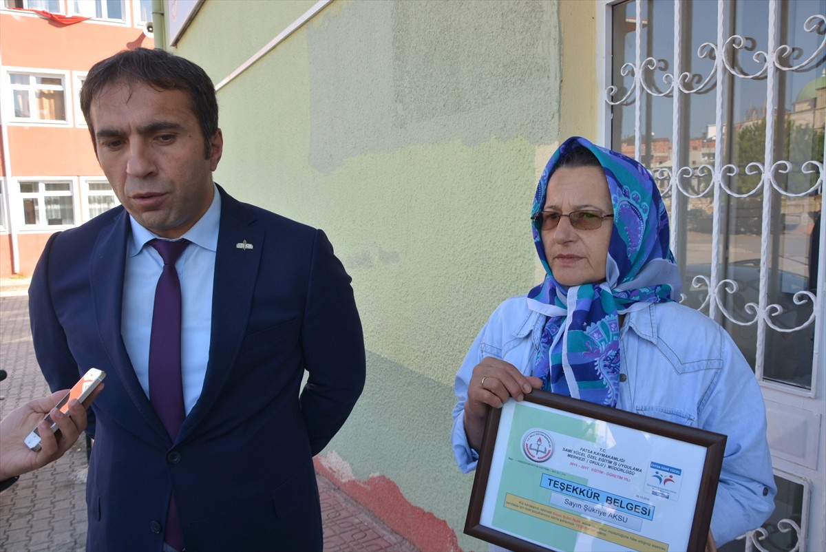 Vefat Eden Kız Kardeşinin Tekerlekli Sandalyelerini Bağışladı