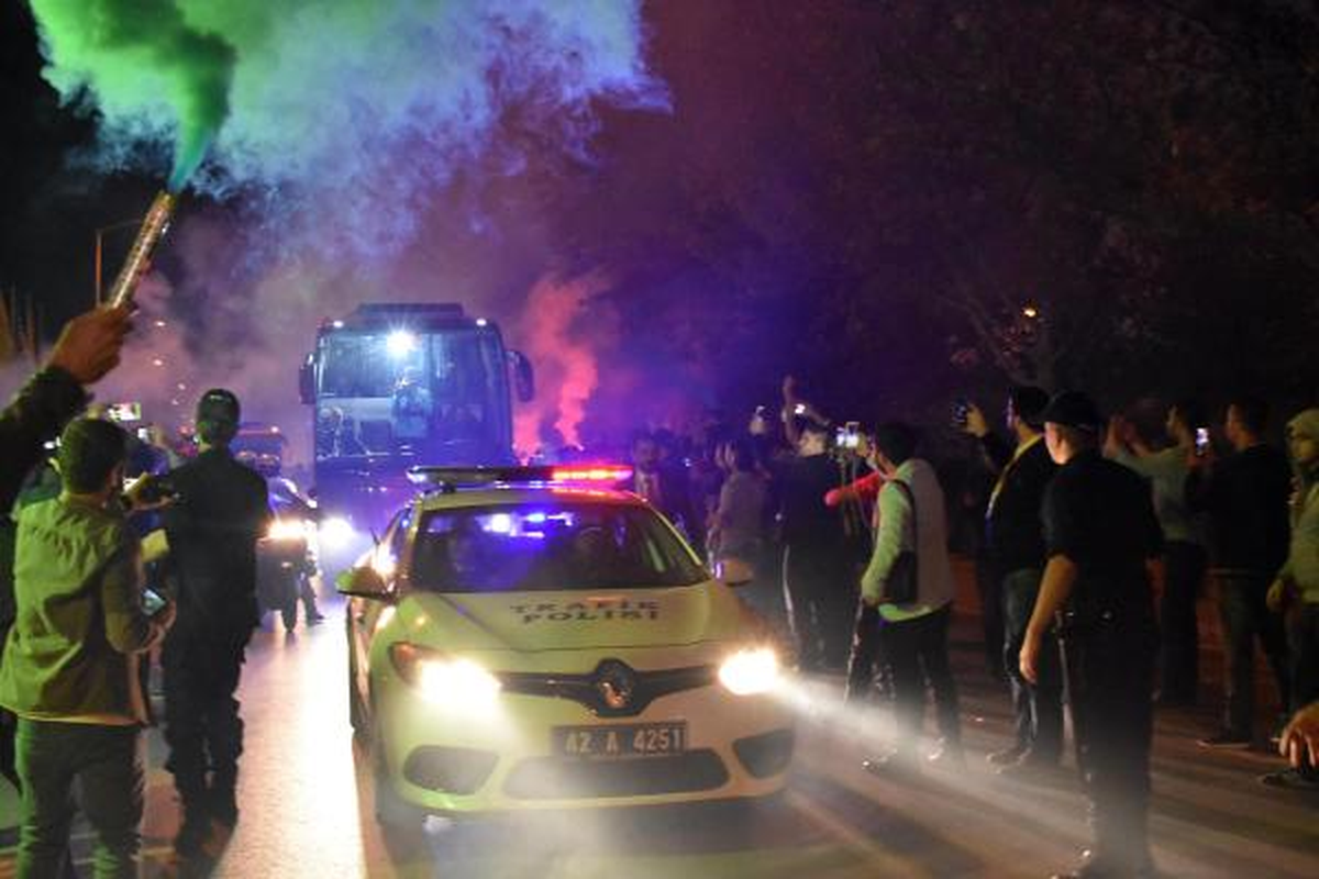 A Milli Takımı, Meşalelerle Karşılandı