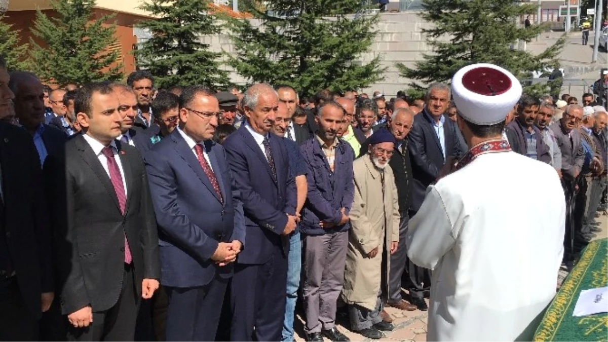 Adalet Bakanı Bekir Bozdağ, Akrabasının Cenaze Namazına Katıldı