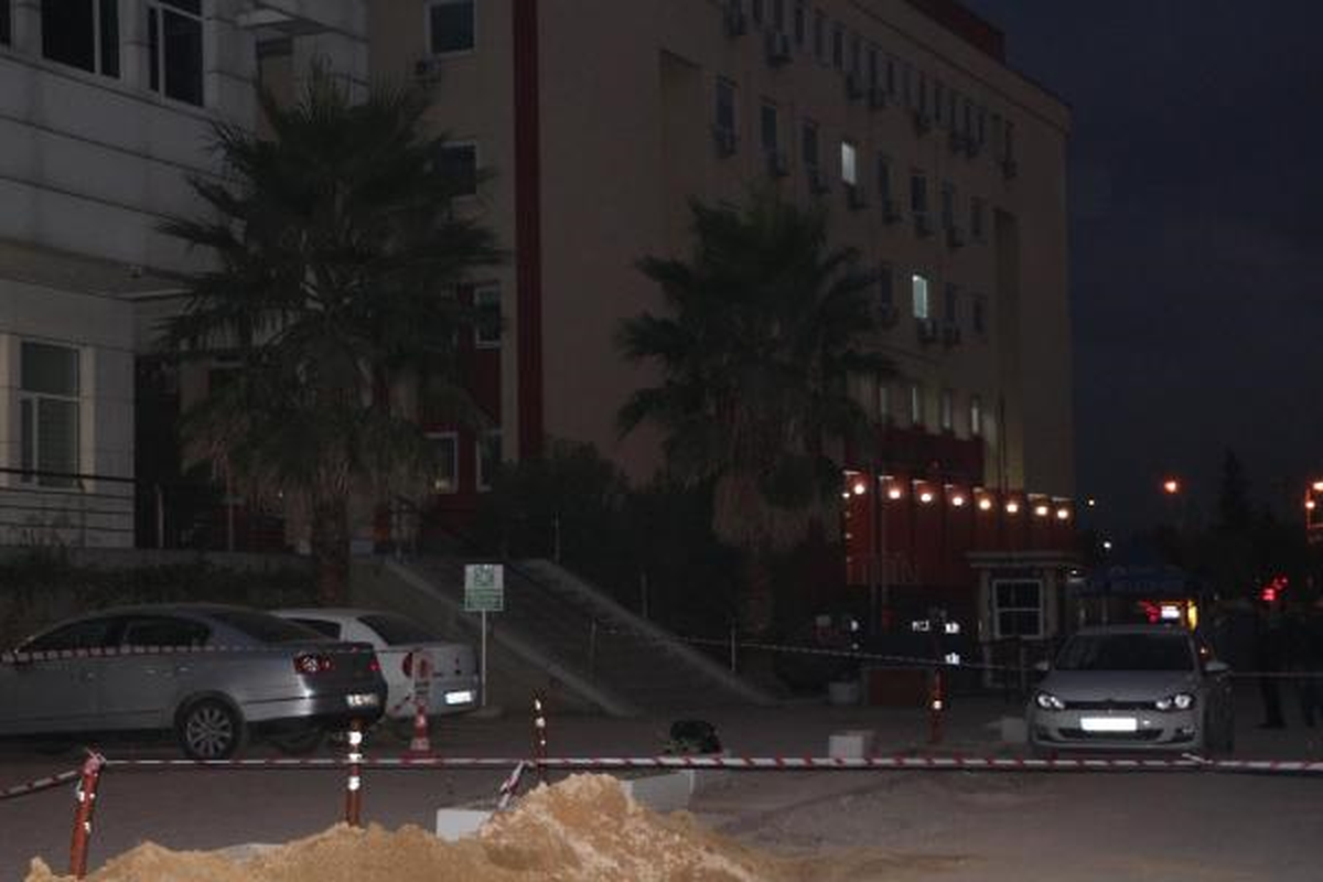 Adliyenin Yanına Bırakılan Çantadan Kıyafet Çıktı