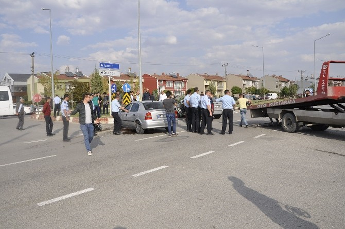 Afyonkarahisar\'da Trafik Kazası: 4 Yaralı