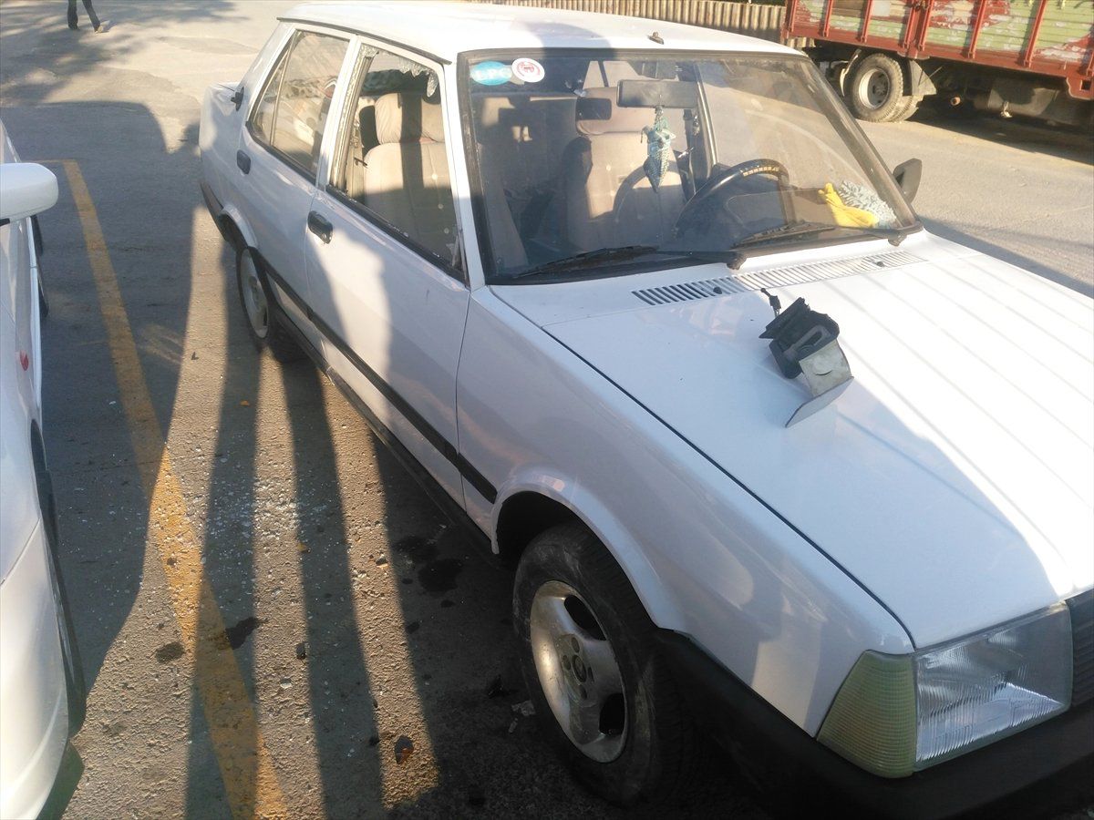 Akşehir\'de Park Halindeki Otomobillerin Camları Kırıldı