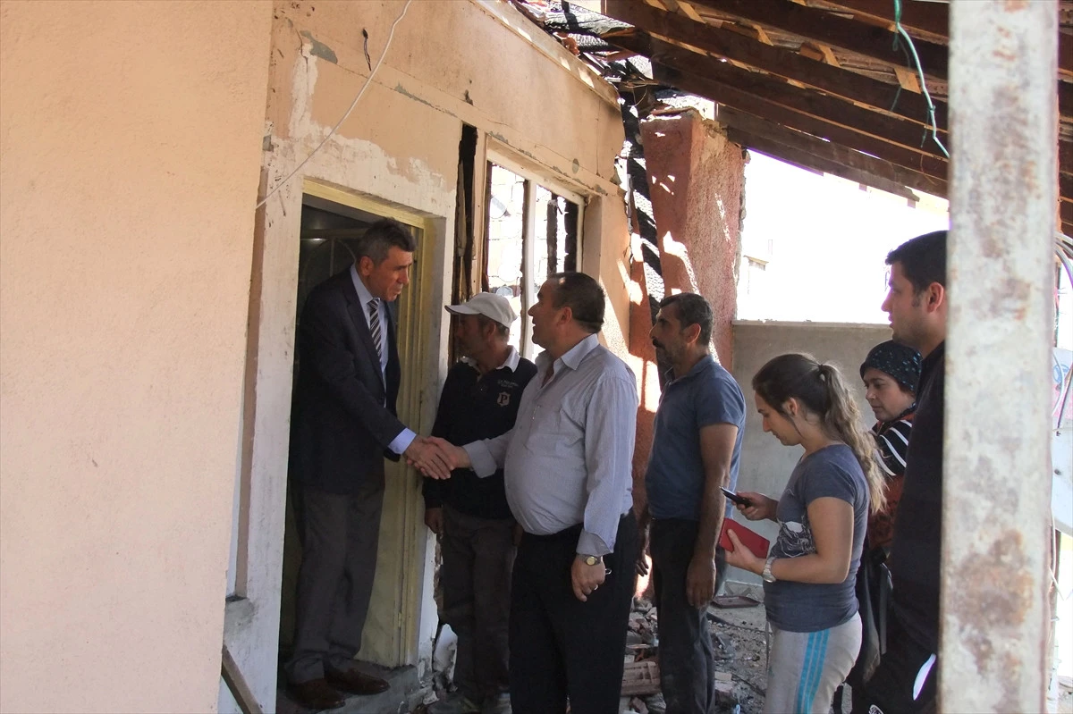 Akşehir Kaymakamı Yalçın Sezgin Evi Yanan Aileyi Ziyaret Etti