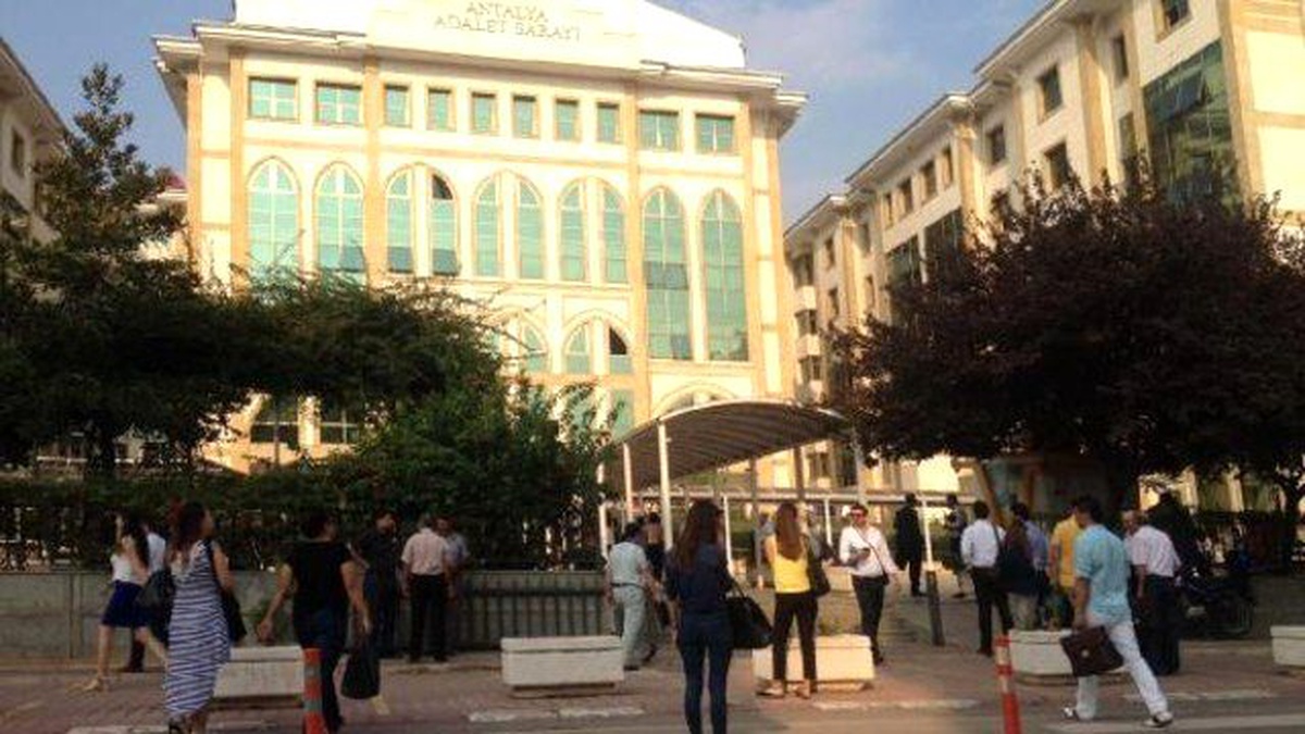 Antalya Adliyesi ?canlı Bomba? İhbarı Üzerine Boşaltıldı