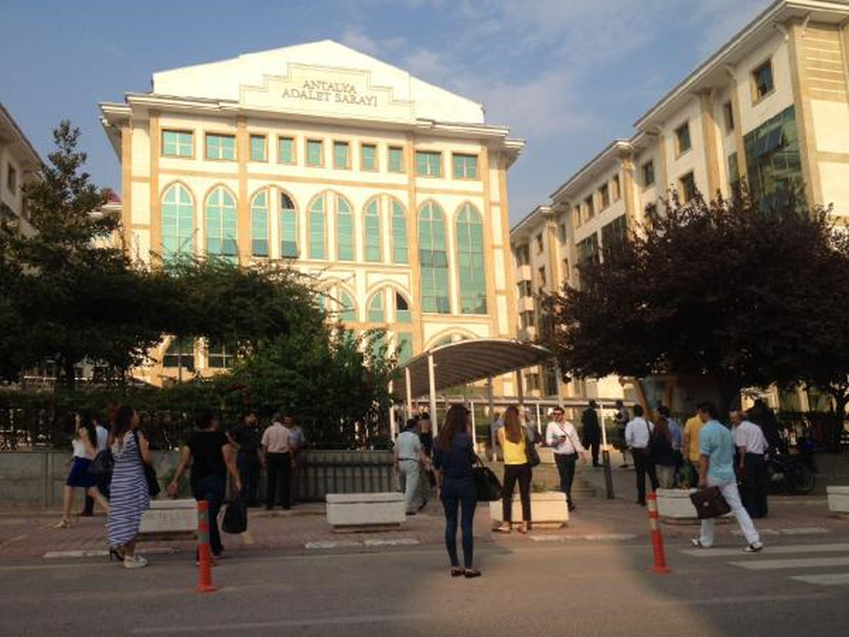Antalya Adliyesi\'nde Canlı Bomba İhbarı (1)