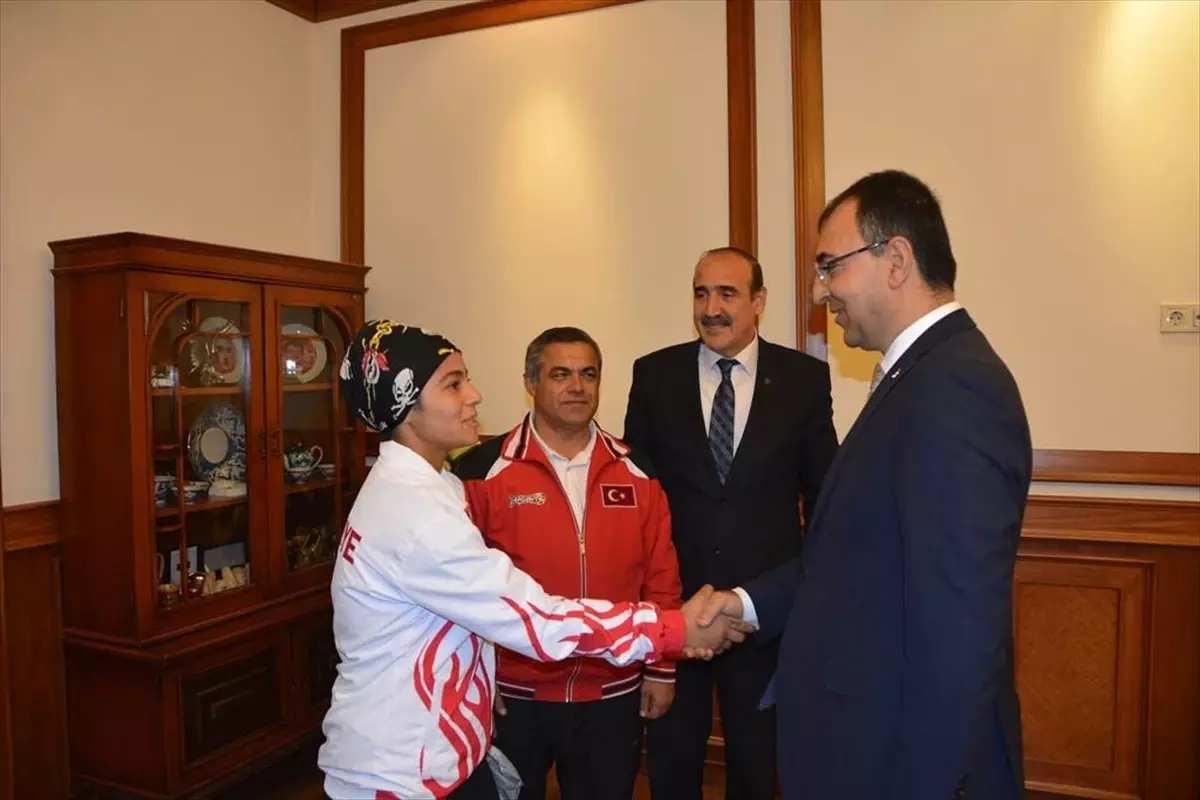Başarılı Sporcudan Vali Toprak\'a Ziyaret