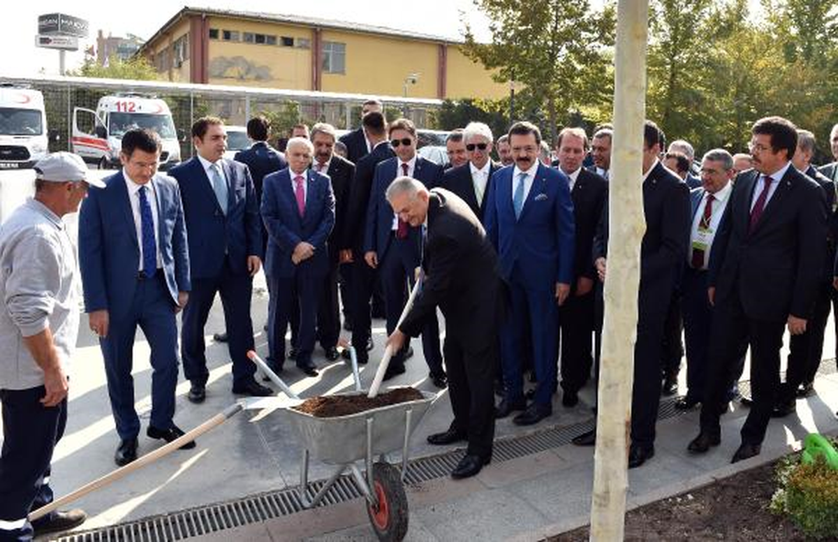 Başbakan Yıldırım, TOBB\'un Bahçesine Dikilen Çınar Ağacının Etrafına Kürekle Toprak Attı
