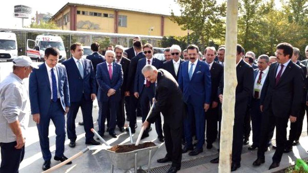 Görüntülü Haber) Başbakan Yıldırım, TOBB\'un Bahçesine Dikilen Çınar Ağacının Etrafına Kürekle...