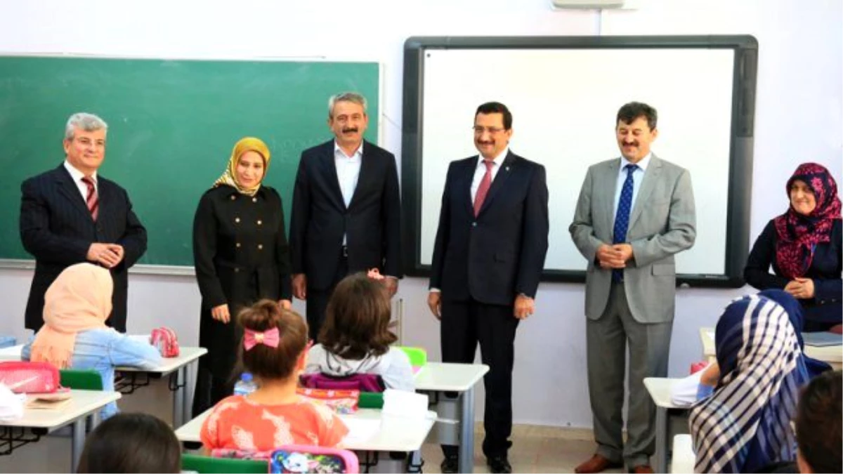 Başkan Ak\'tan 15 Temmuz Şehitlerinin Adlarını Taşıyan Okula Ziyaret