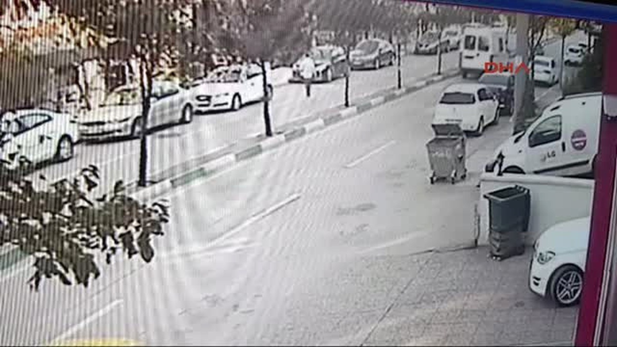 Bursa Sokakta Kıyafet Değiştiren Hırsız Güvenlik Kamerası Görüntüleri Sayesinde Yakalandı