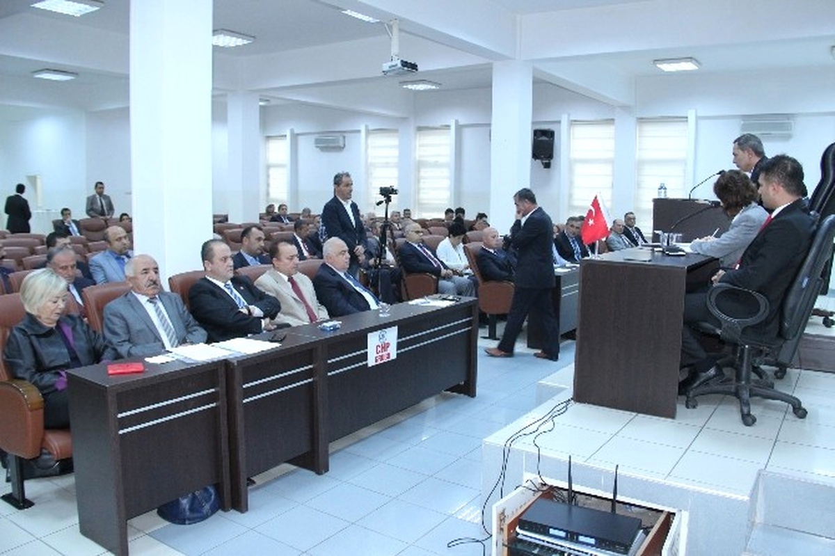 CHP\'li Meclis Üyeleri, Kent Meydanına Cami Yapılması Kararını Protesto Etti