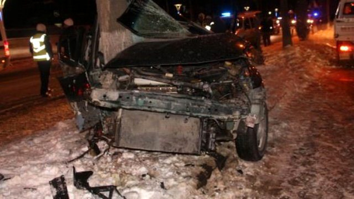 Elazığ\'da Otomobil Ağaca Çarptı: 1 Yaralı