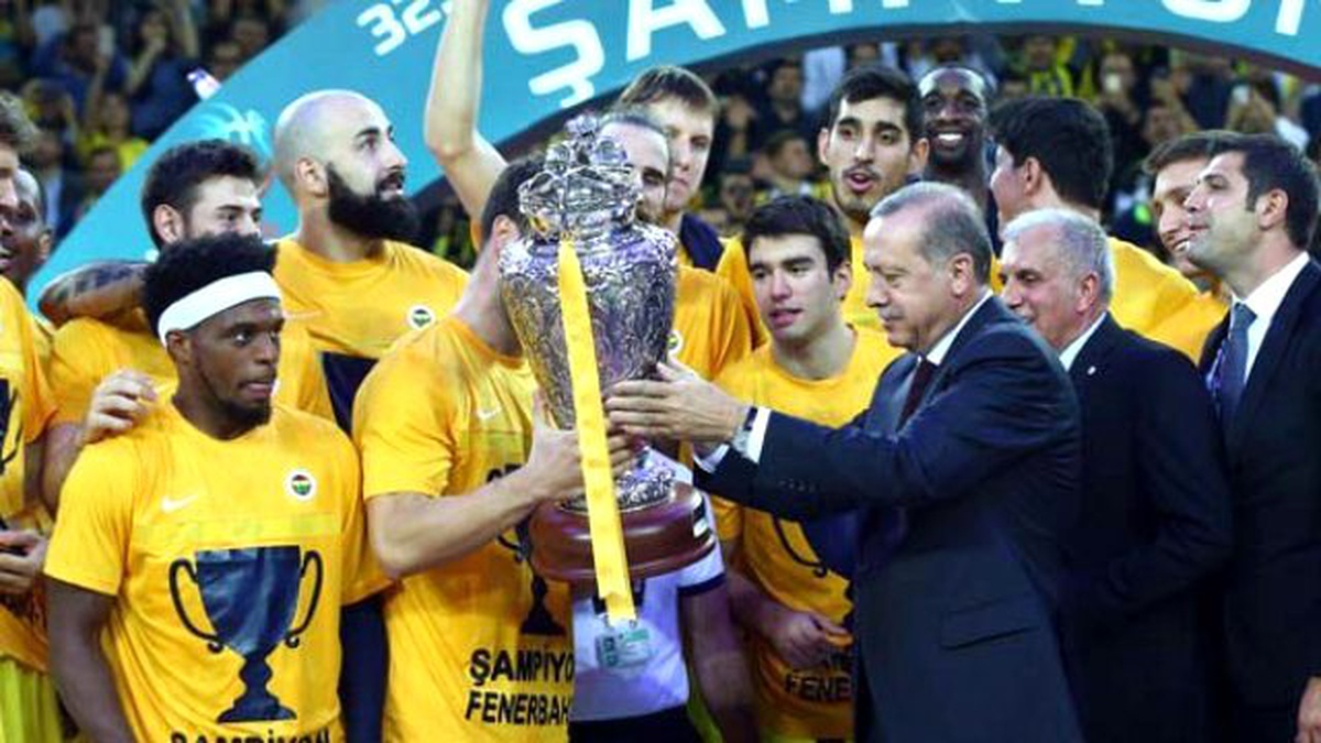 Fenerbahçe\'ye Kupasını Cumhurbaşkanı Erdoğan Verdi