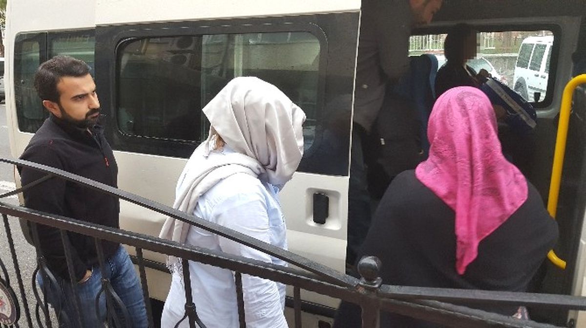 Fetö\'den Gözaltına Alınan Kadın Avukatlar Adliyeye Sevk Edildi