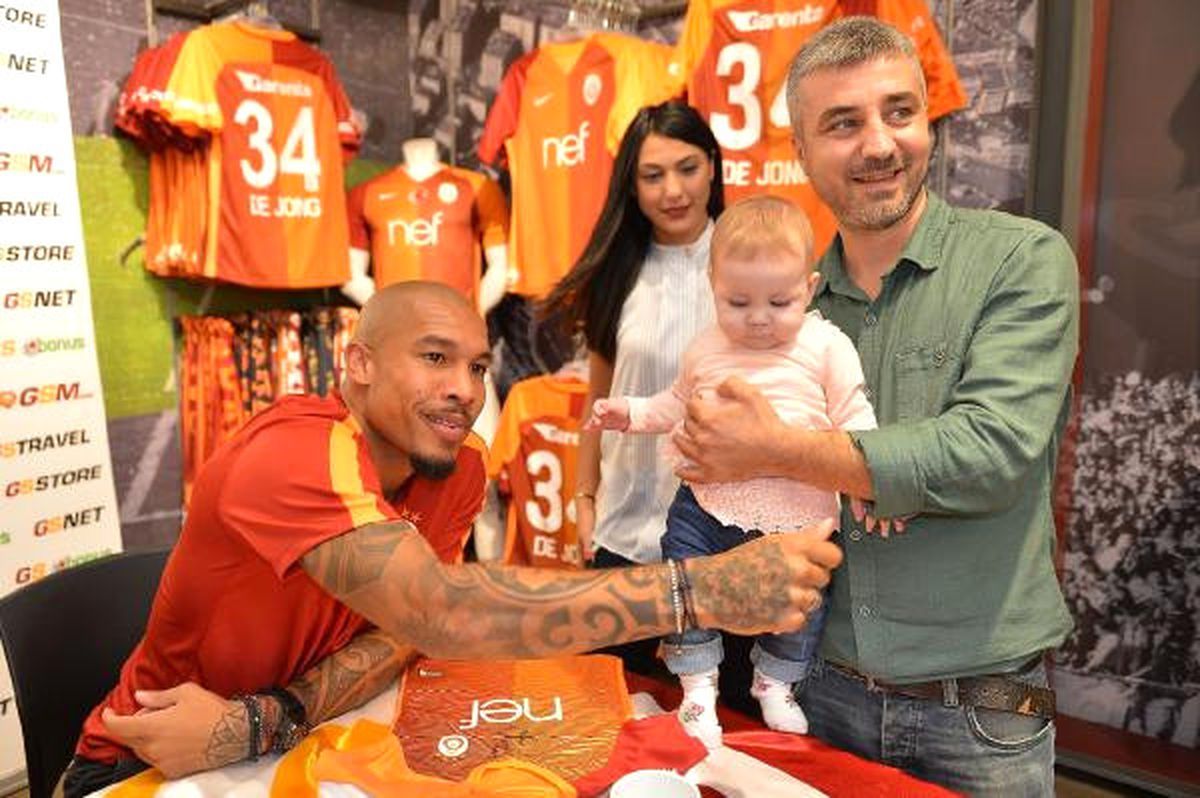 Galatasaraylı Nigel de Jong Taraftarla Bir Araya Geldi